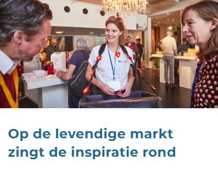 Impactadviseur Nienke Oosting deelt hartjes uit aan congresdeelnemers