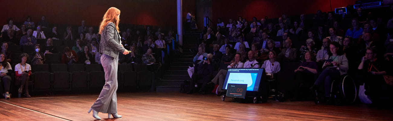 Marieke schuurmans spreekt voor een volle zaal over actuele ontwikkelingen in de zorg