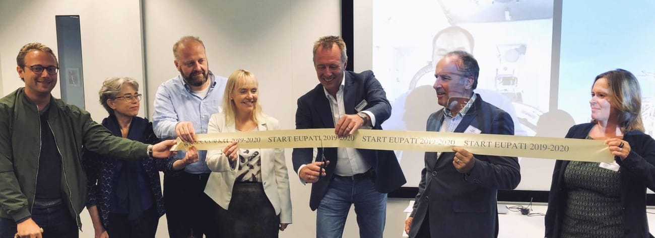Joos Vaessens, directeur van PGOsupport, knipt samen met EUPATI Europa-fellows Boaz Spermon, Dominique Hamerlijnck, Johan de Graaf, Martine Puhl, Rob Hagen en Klaartje Spijkers een lint door als aftrap van de nederlandse eupati-opleiding