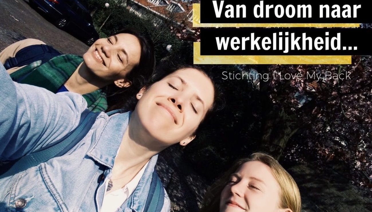 3 jonge vrouwen genieten in de zon op campagneposter van stichting i love my back