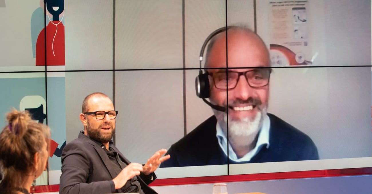 Op de foto vertelt talkshowhost Rob Koops aan Casper Schoemaker dat zijn project de impactprijs 2020 heeft gewonnen.