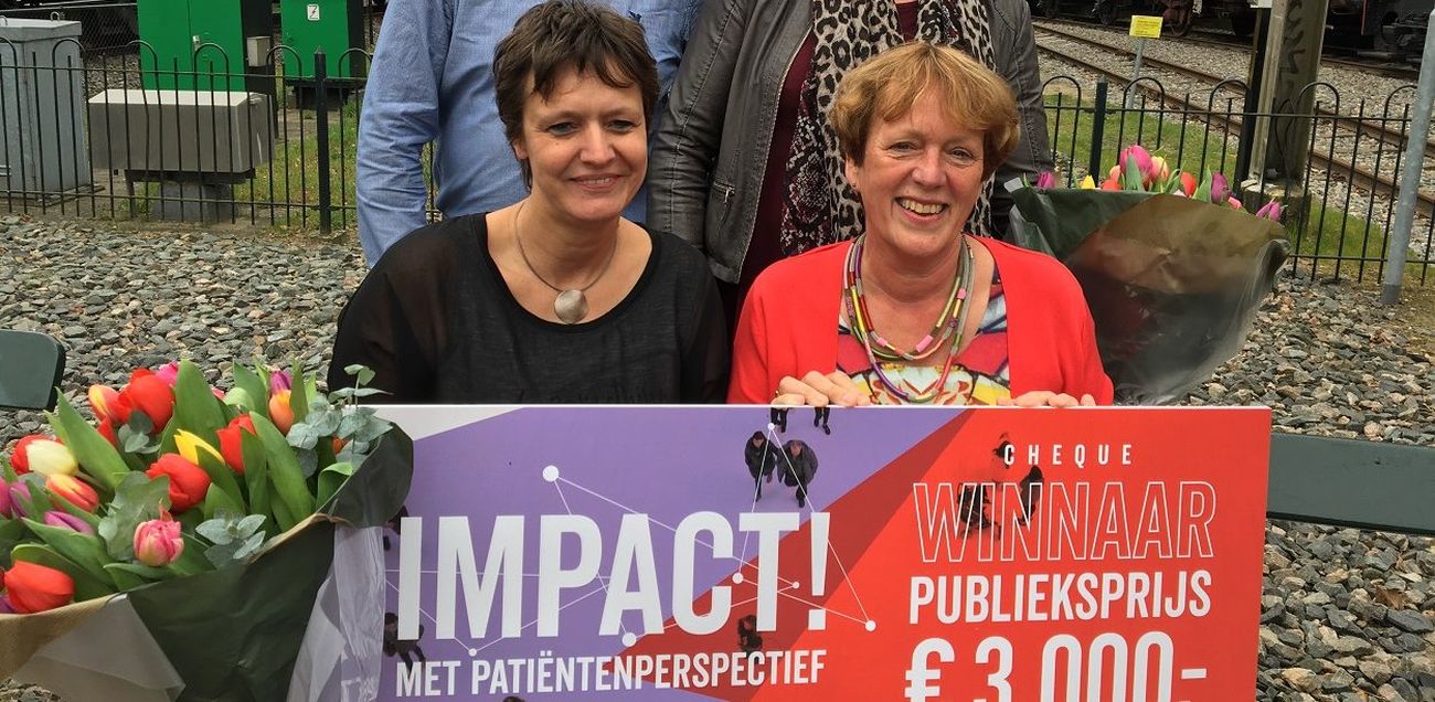 Marianne Brackel en andere bestuurders nemen de PGOsupport-impactprijs in ontvangst