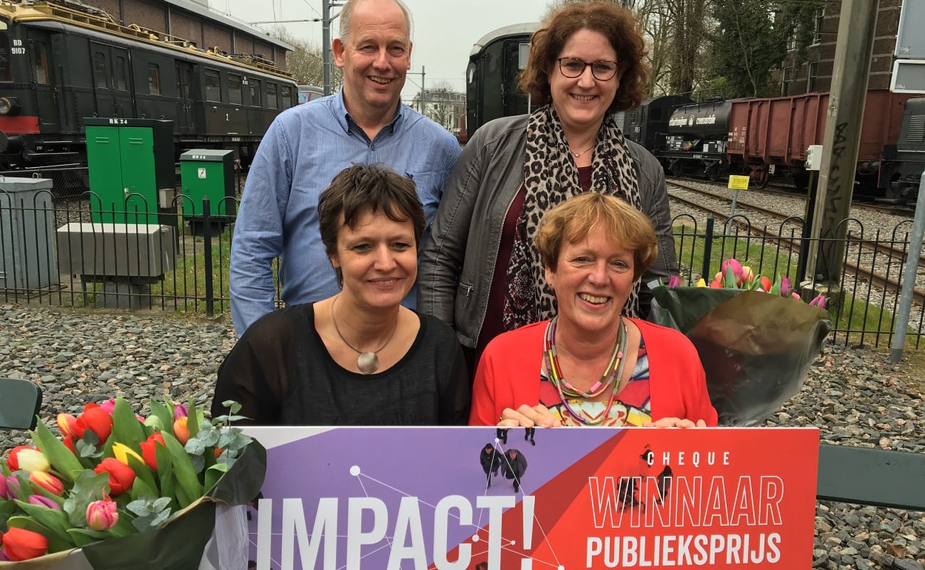 op de foto: achter: Joeri Sprokholt, penningmeester, Lilian Vloet, voorzitter en lector Acute Zorg Hogeschool Arnhem Nijmegen. Voor links: Marjolein Siebel, IC-ervaringsdeskundige, rechts: Marianne Brackel, bestuurslid FCIC en voorzitter IC Connect