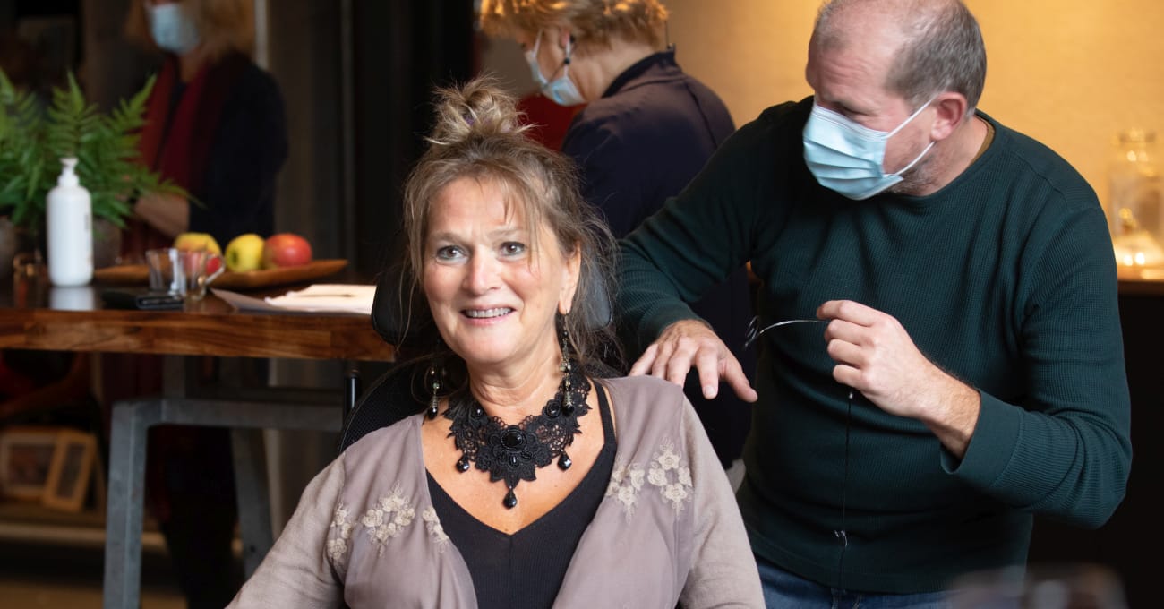 Jaqueline Kool krijgt achter de schermen van de PGOsupport-talkshow 2020 een microfoontje omgehangen