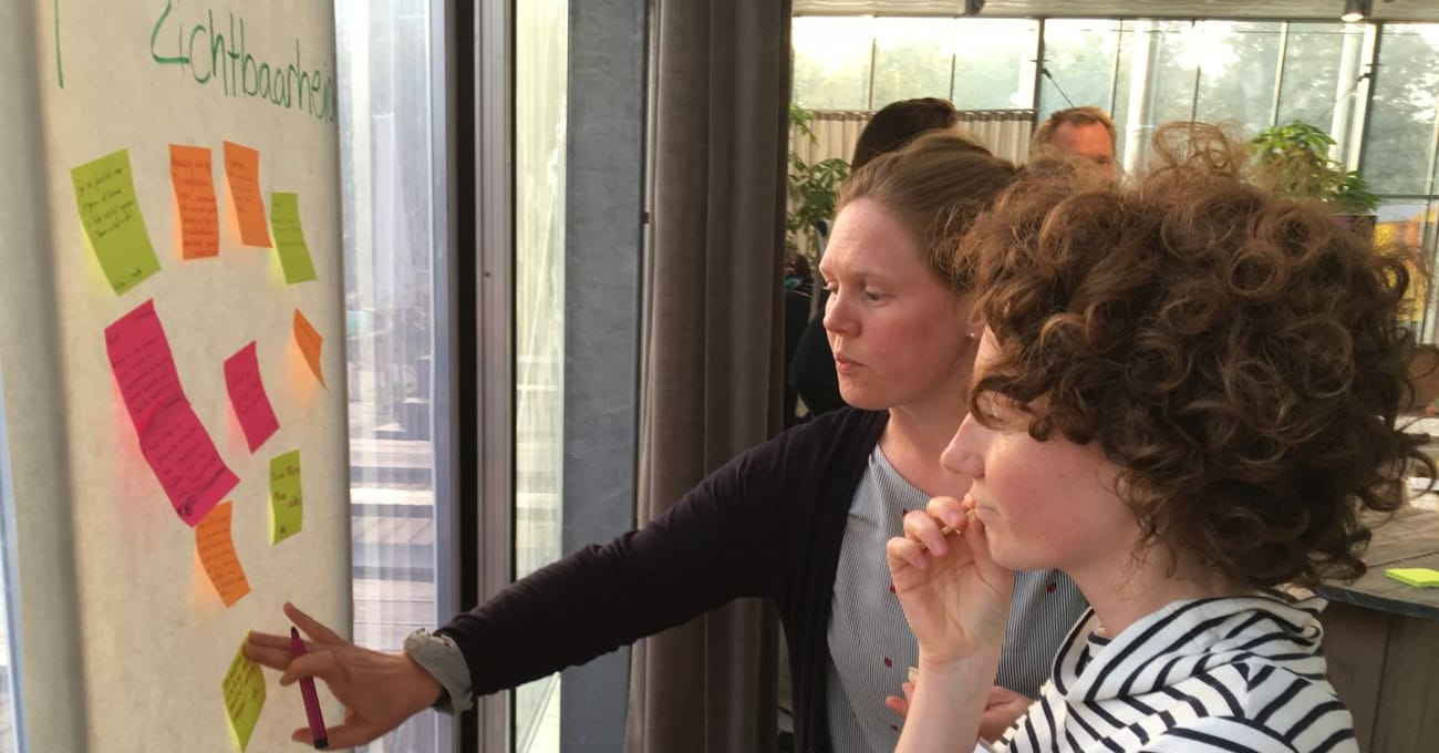 Jongeren werken het thema zichtbaarheid uit op een flipover