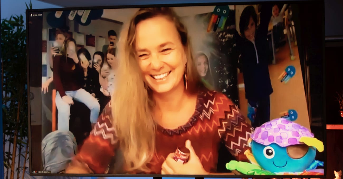Lydia Braak van stichting Zorgeloos naar school hoort online dat haar project de publieksprijs van de PGOsupport-impactprijzen heeft gewonnen
