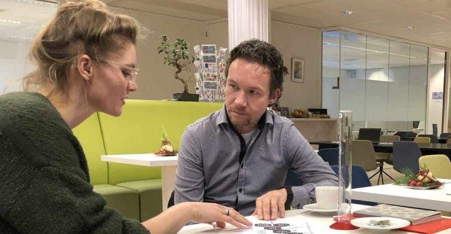 nienke oosting van PGOsupport is in gesprek met Titus Radstake van de Vereniging van Mensen met brandwonden, over hun impactpeiling