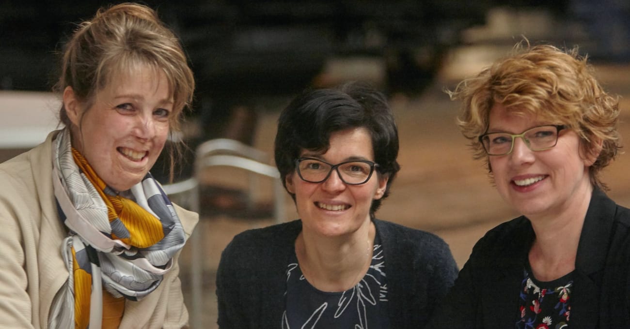 foto met Hendriët Wanders van de vereniging van mensen met brandwonden, Nancy van Loey, Vereniging Samenwerkende Brandwondencentra Nederland en Universiteit Utrecht en Carine van Schie, onderzoekscoördinator bij de Nederlandse Brandwonden Stichting