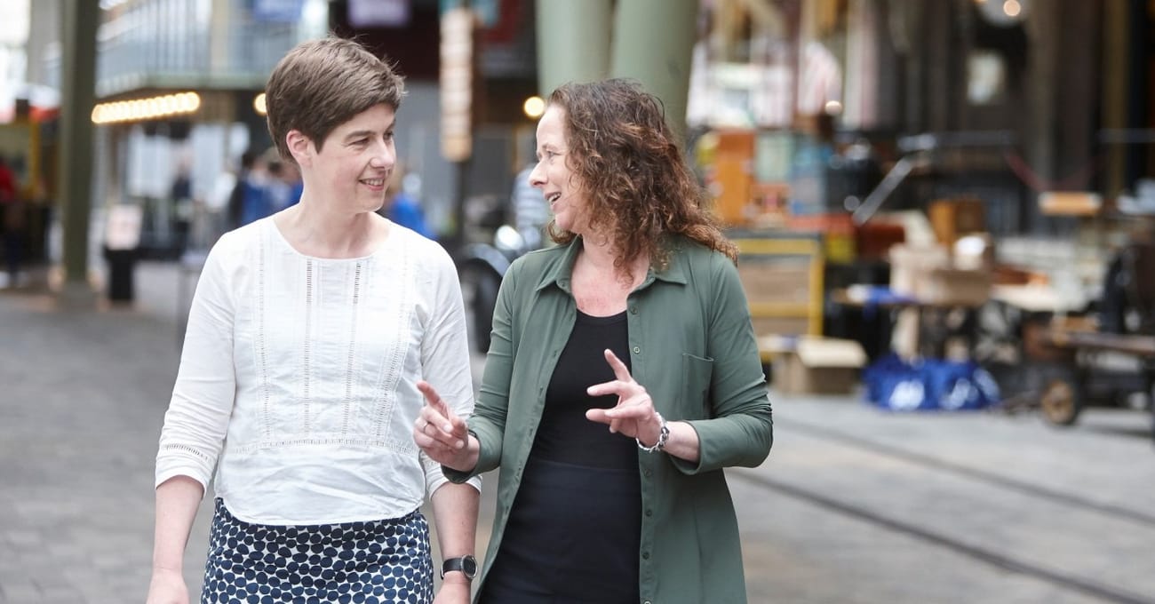 Annemiek van Rensen, adviseur PGOsupport, in gesprek met Corinne Cornelisse, secretaris Stichting Noordzeeziekte