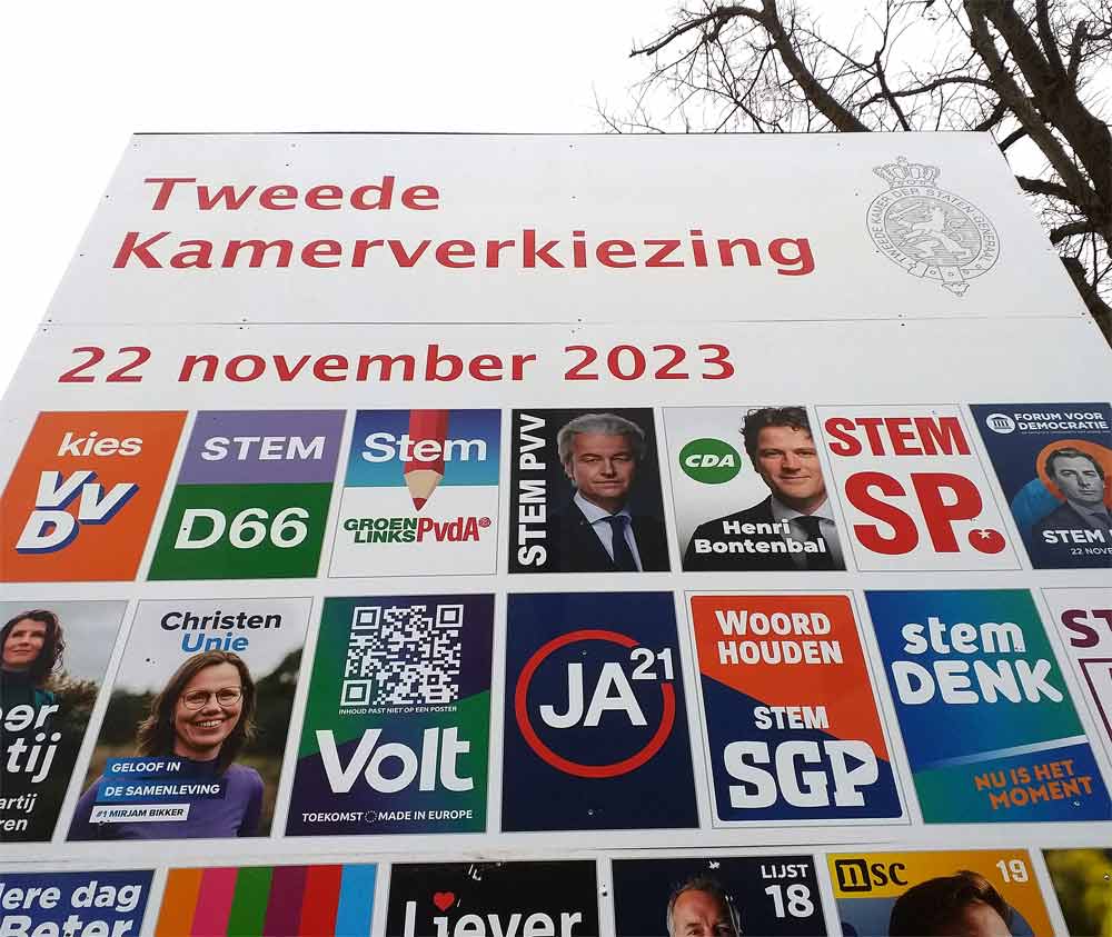 Foto bord met verkiezingsposters Tweede Kamer verkiezingen 2023