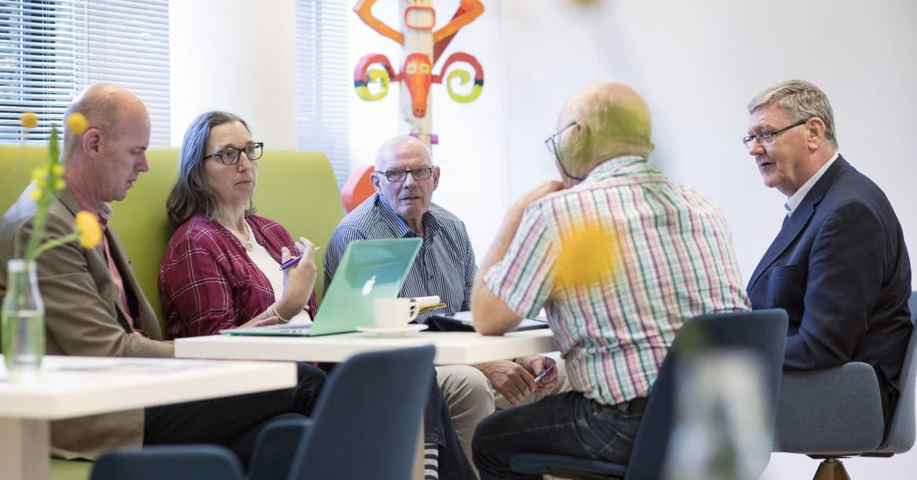 Bestuur patientenorganisatie vergadert in algemene ruimte