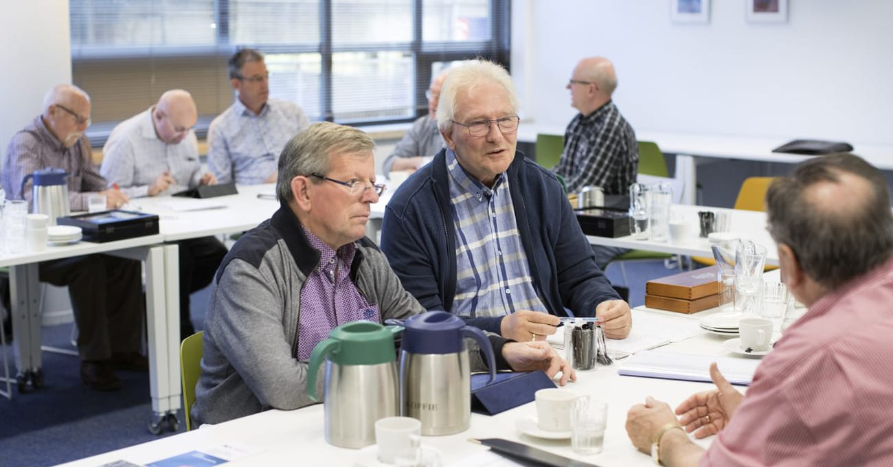 patientenorganisatie overlegt in groepje in een van de grote vergaderruimtes