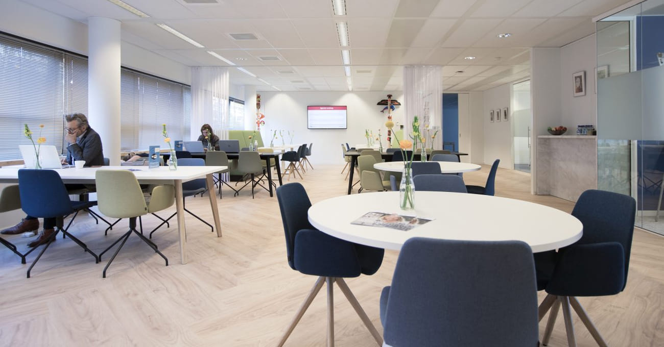overzichtsfoto van de algemene ruimte bij pgosupport met vergadertafels en zitjes