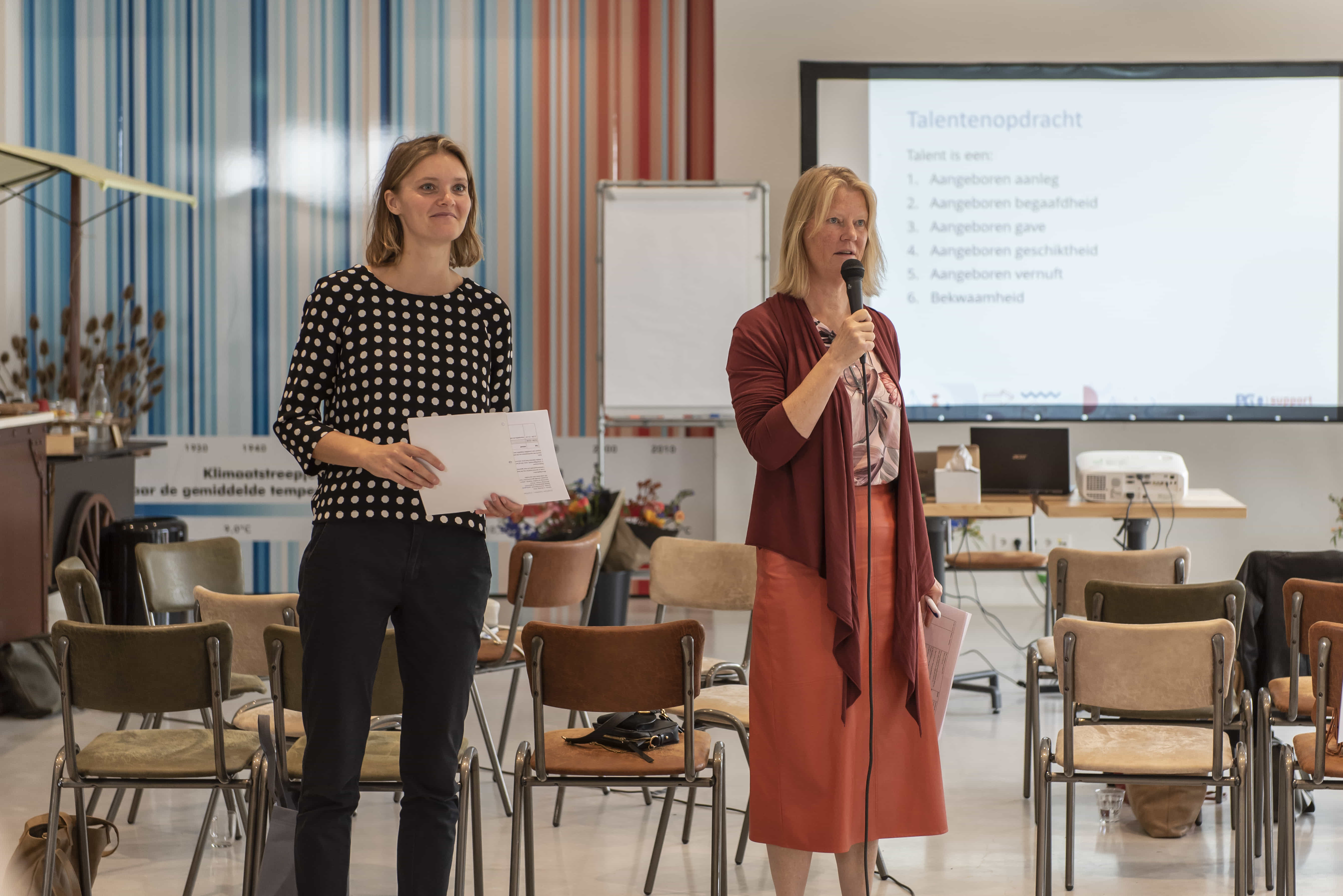 Nienke Oosting en Jolanda van Dijk presenteren de vrijwilligersdag van Care4Neo
